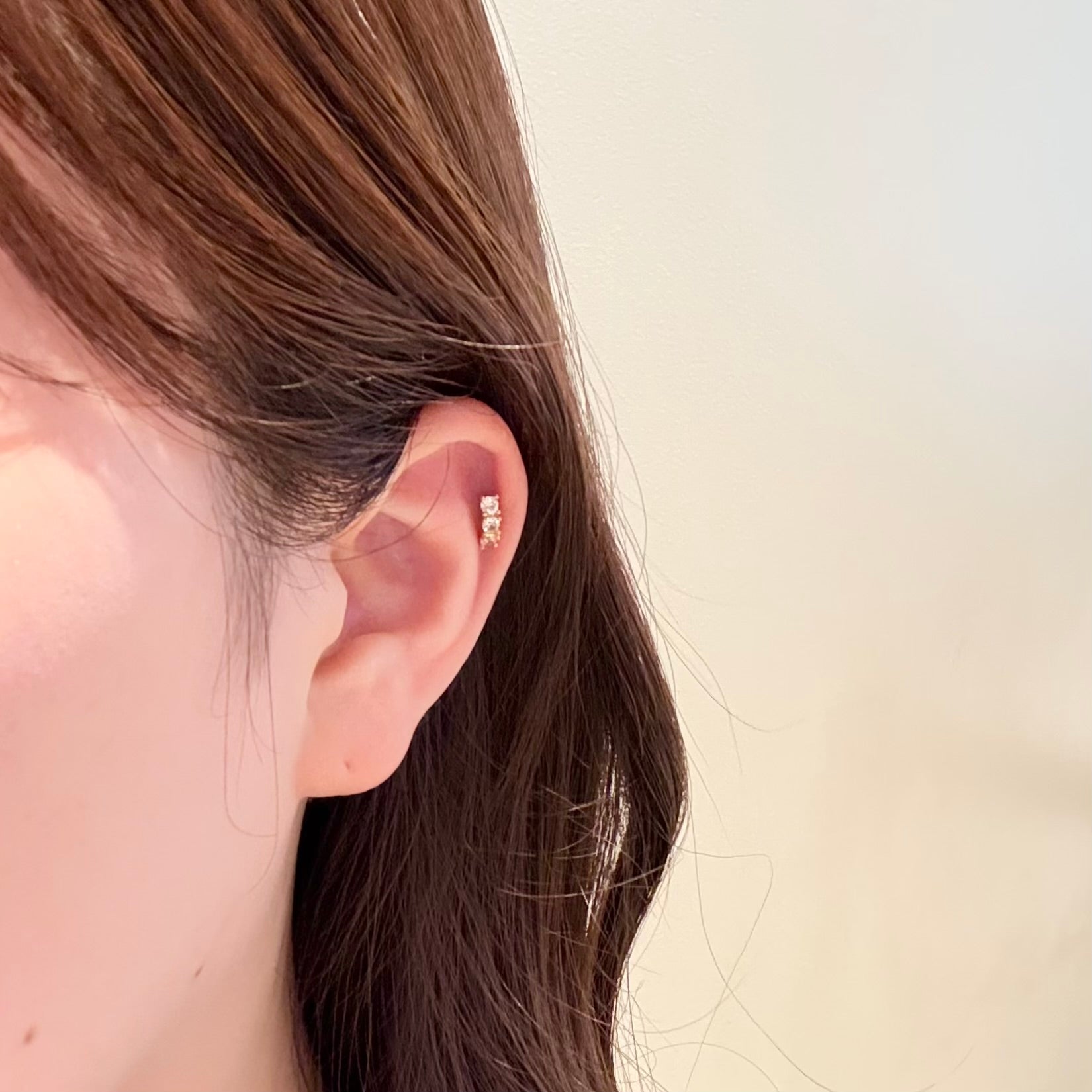 ワンレーンストーン・<br>軟骨ピアス(ゴールド)